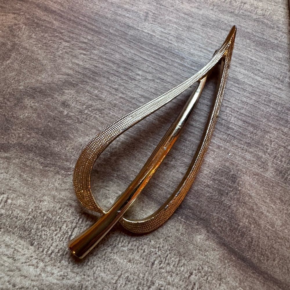 Sarah Coventry Vintage Gold Tone Leaf Brooch Pin Classic Retro Neutral